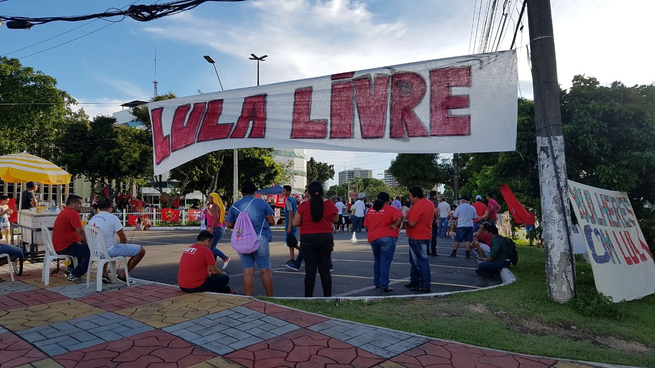 Com faixas e cartazes, manifestantes ocupam estacionamento de Fórum para apoiar Lula em Manaus
