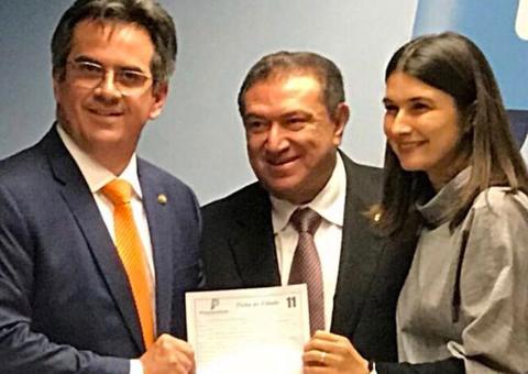 Átila Lins se filia ao PP de Rebecca Garcia