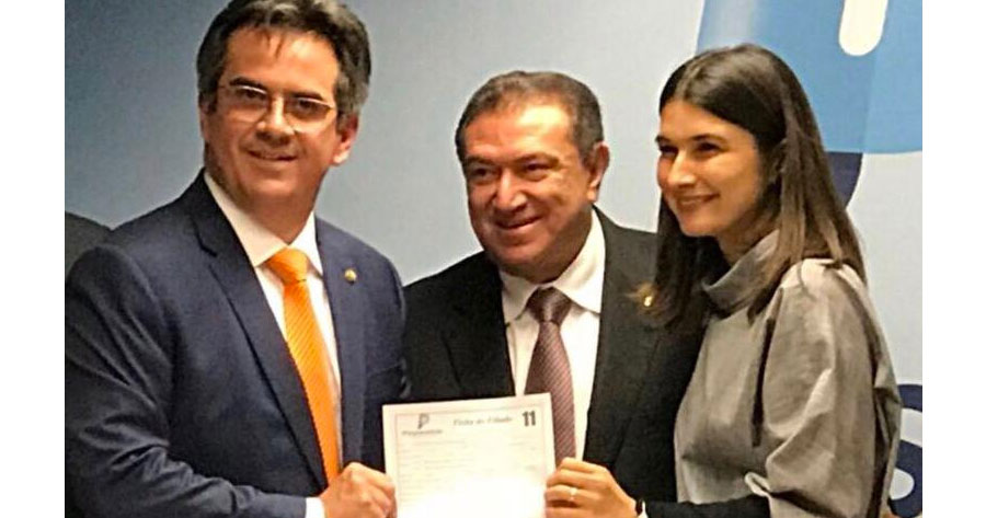 Átila Lins se filia ao PP de Rebecca Garcia