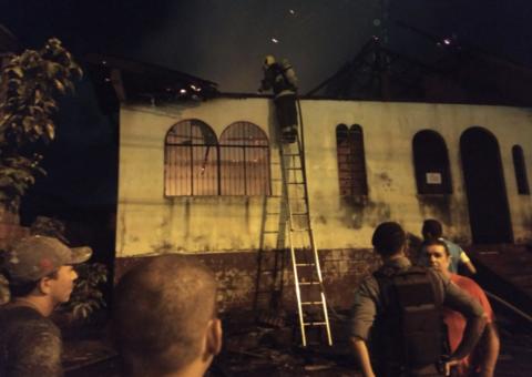 Incêndio toma conta de residência e morador é resgatado das chamas em Manaus 