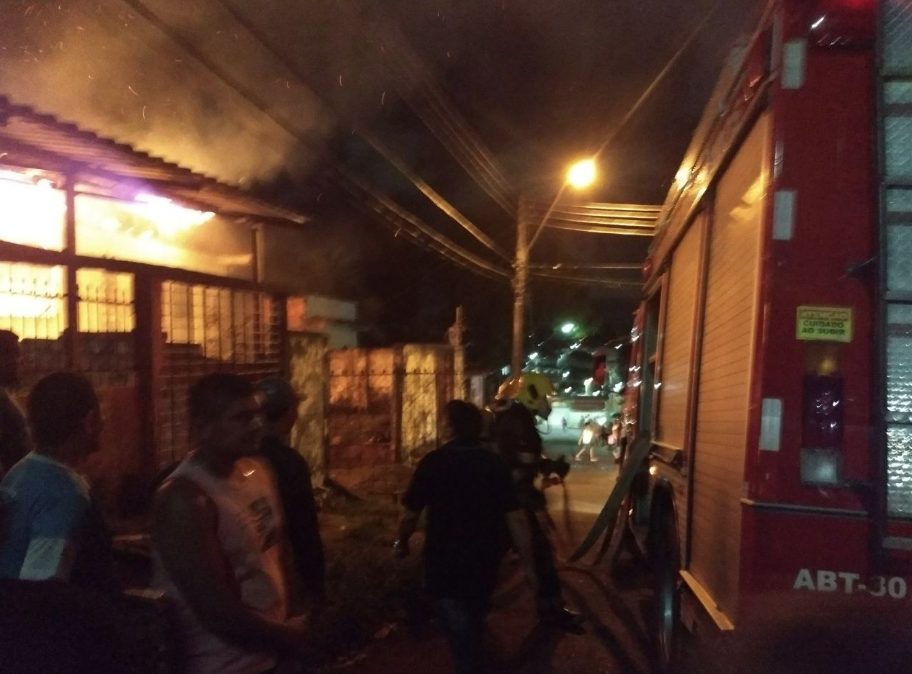 Incêndio toma conta de residência e morador é resgatado das chamas em Manaus 