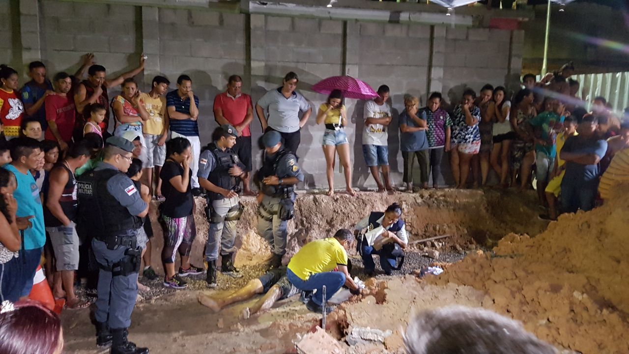 Homem é assassinado e colega baleado em terreno de obras no Prosamim