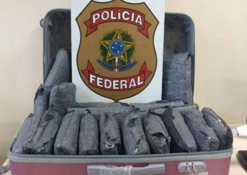 Mulher é presa em aeroporto com 25 kg de maconha na bagagem em Manaus