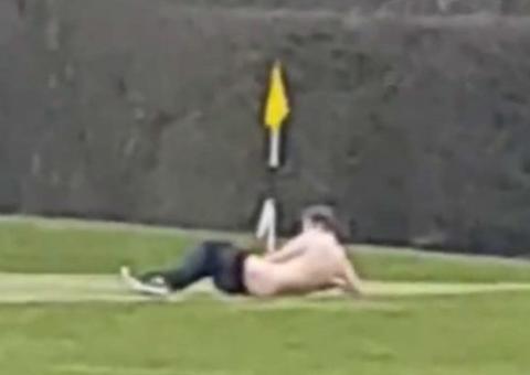Britânico é flagrado fazendo sexo com haste metálica em campo de golfe