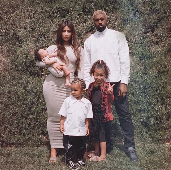 Kim Kardashian posta primeira foto da família completa