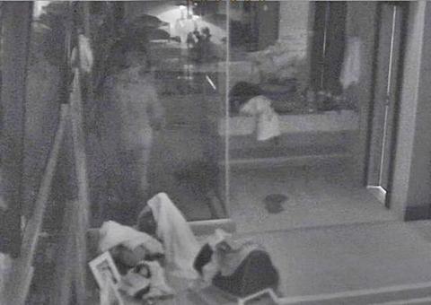 BBB18: Kaysar cumpre promessa e toma banho pelado