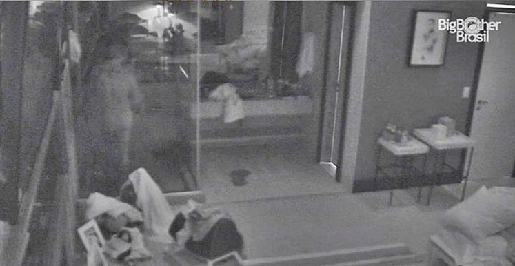 BBB18: Kaysar cumpre promessa e toma banho pelado