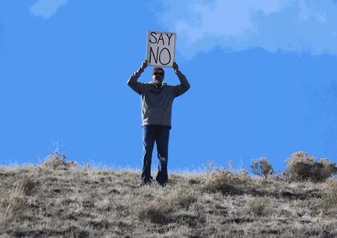 Pai bomba na web ao surgir em noivado da filha com cartaz inusitado de 'Diga não'