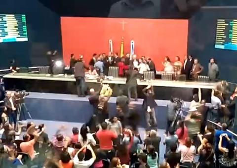 Deputados batem boca durante confusão em audiência com professores na Aleam