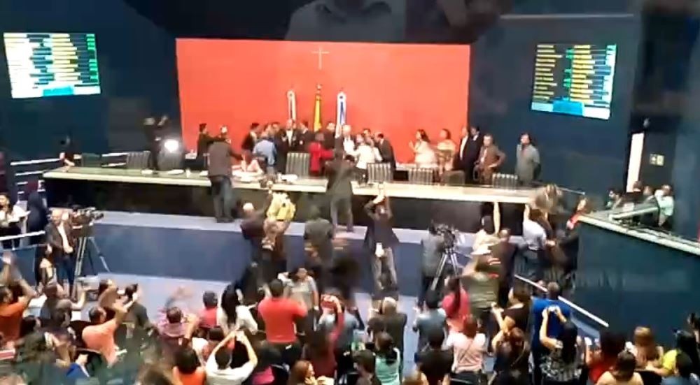 Deputados batem boca durante confusão em audiência com professores na Aleam