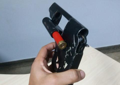 Homem é preso com motocicleta roubada após arma falhar durante fuga em Manaus