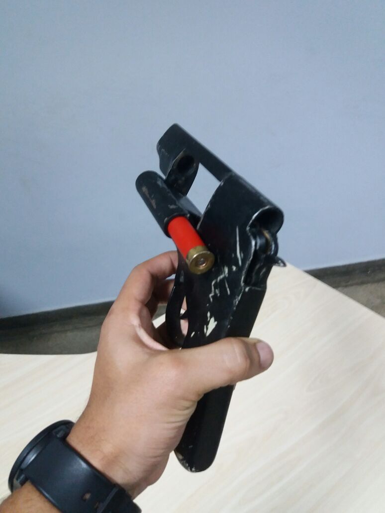 Homem é preso com motocicleta roubada após arma falhar durante fuga em Manaus