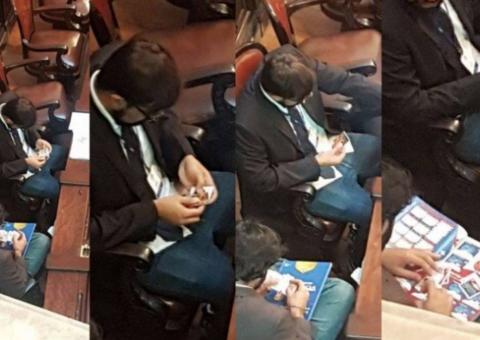 Assessores parlamentares trocam figurinhas da Copa em plenário durante votação