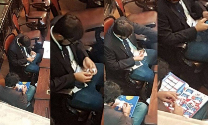 Assessores parlamentares trocam figurinhas da Copa em plenário durante votação