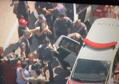 Mulher é feita refém em ponto de ônibus 