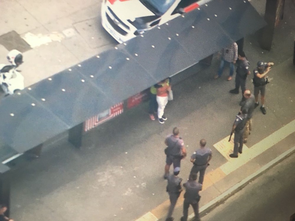 Mulher é feita refém em ponto de ônibus 