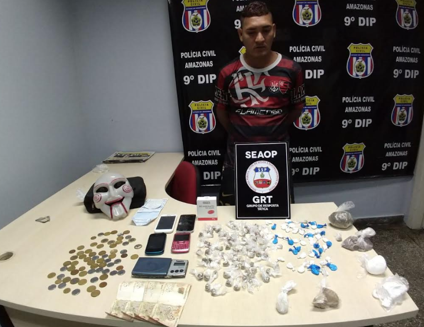 Com máscara de 'Jogos Mortais', homem é preso acusado de tráfico em Manaus