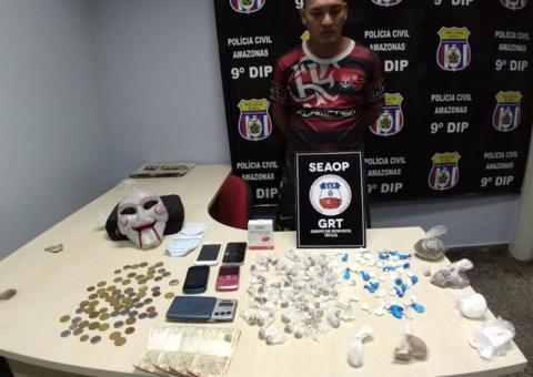 Com máscara de 'Jogos Mortais', homem é preso acusado de tráfico em Manaus
