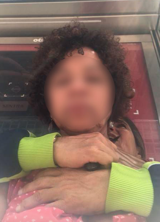 Mulher feita refém em parada tirou selfie do próprio sequestro