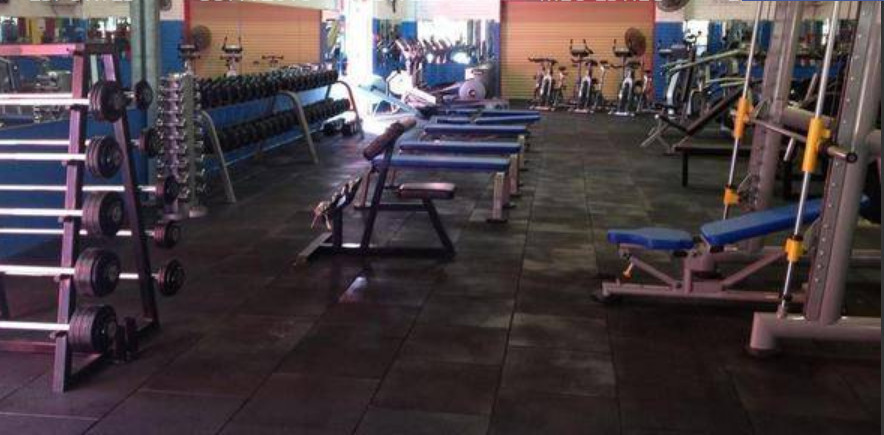 Adolescente morre após ser esmagado por barra de 99 kg em academia