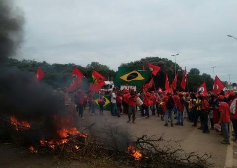 MST bloqueia estradas pelo País em manifesto contra prisão de Lula