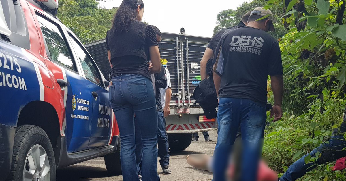 Com quatro tiros no rosto, corpo de jovem é encontrado em avenida de Manaus 