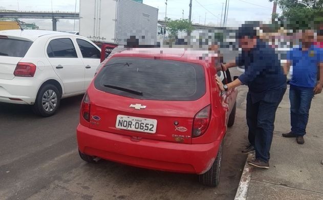 Trio é perseguido por taxistas após roubo de carro em Manaus