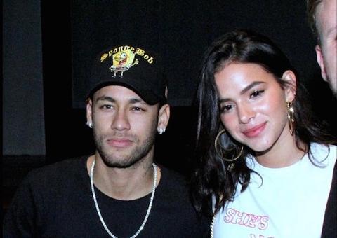 Bruna Marquezine e Neymar trocam beijos e chamegos no teatro