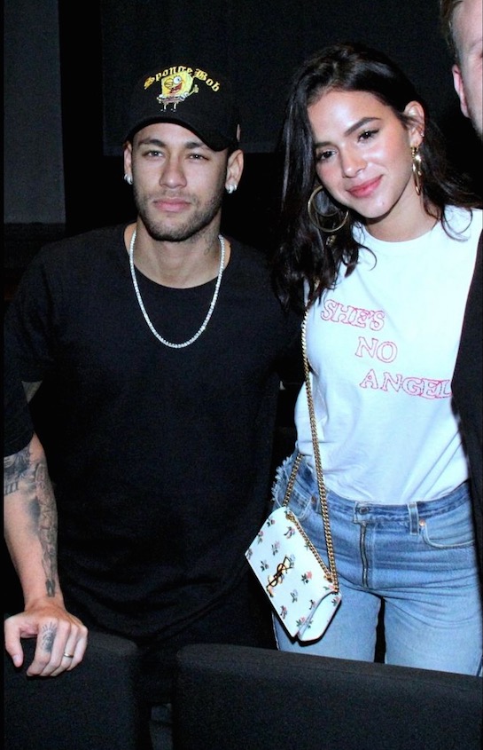 Bruna Marquezine e Neymar trocam beijos e chamegos no teatro