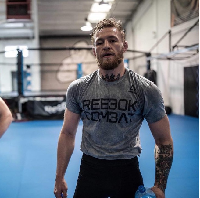 Connor McGregor ataca ônibus do UFC e deixa dois lutadores feridos