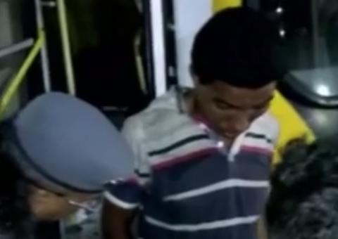 Em Manaus, homem furta ônibus e atinge dois carros durante fuga cinematográfica