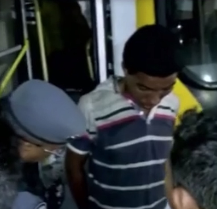 Em Manaus, homem furta ônibus e atinge dois carros durante fuga cinematográfica