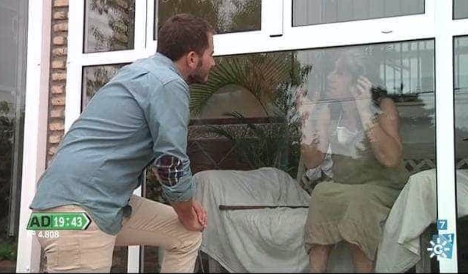 Com doenças graves, mulher mora isolada há 13 anos numa redoma de vidro para não morrer