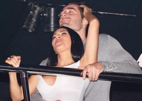 Em rara aparição, Simaria troca beijos com marido espanhol em show