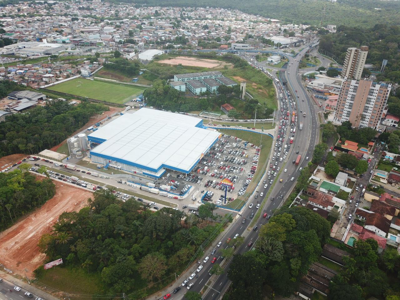 Inauguração de supermercado causa engarrafamento em Manaus
