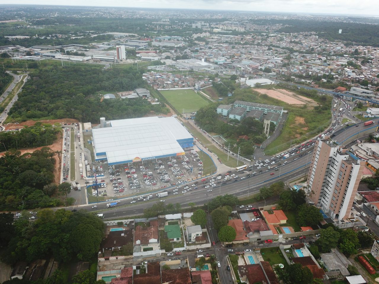Inauguração de supermercado causa engarrafamento em Manaus