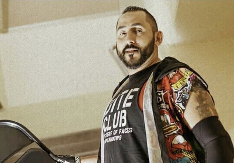 Lutador cospe em criança a apanha feio do pai dela. Veja vídeo da confusão