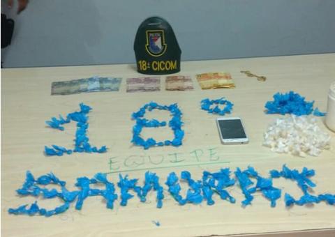 Mãe é flagrada e presa vendendo drogas com filho em Manaus