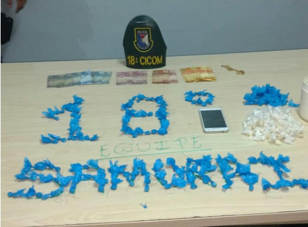 Mãe é flagrada e presa vendendo drogas com filho em Manaus