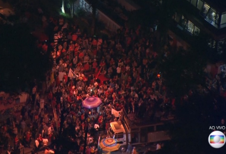 Jornalistas da Globo e outras emissoras são agredidos por simpatizantes de Lula