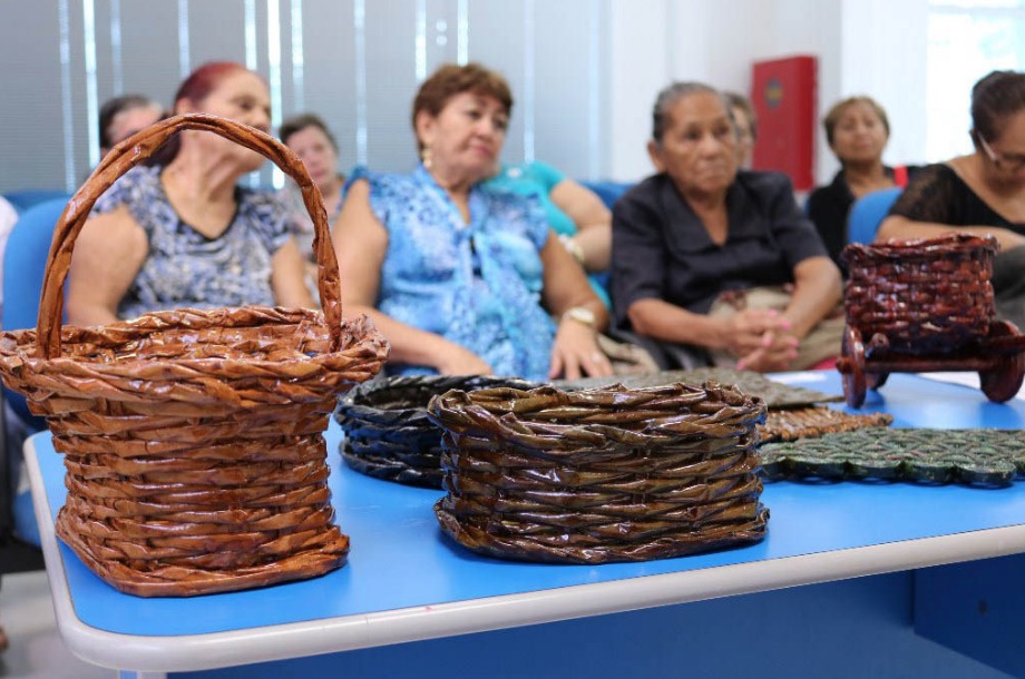 Curso de artesanato inova com a produção de matéria-prima caseira