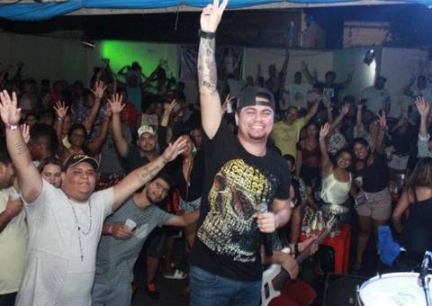 Amor Eu Vou Dormir comemora um mês de sucesso nas noites de sábado 