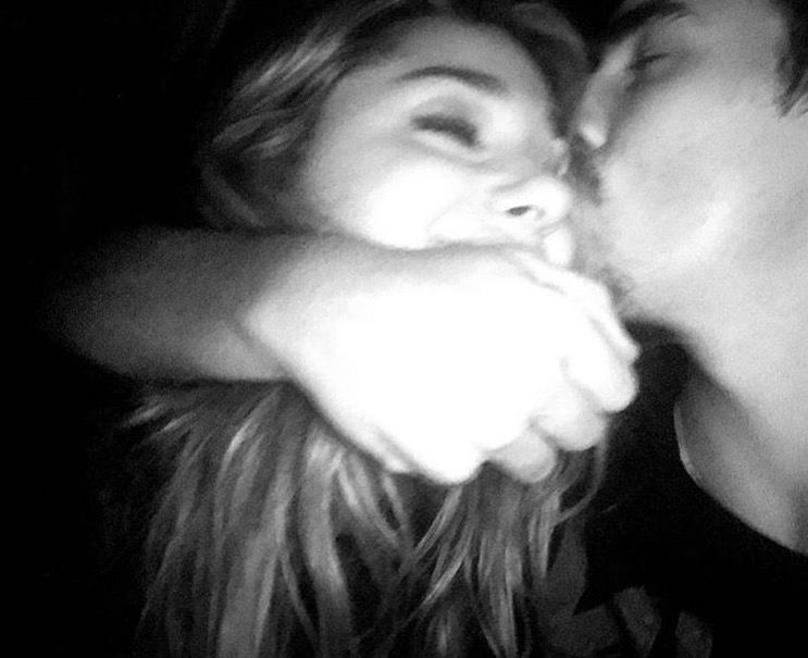 Sasha Meneghel ganha beijão em namorado e se declara: 'te amo'