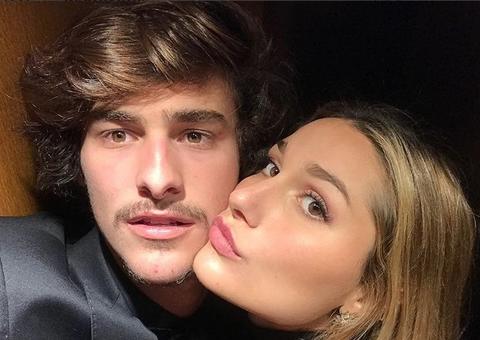 Sasha Meneghel ganha beijão em namorado e se declara: 'te amo'
