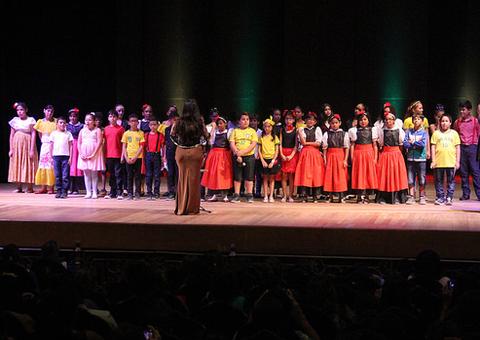 Alunos da escola Waldir Garcia se apresentam no Teatro Amazonas