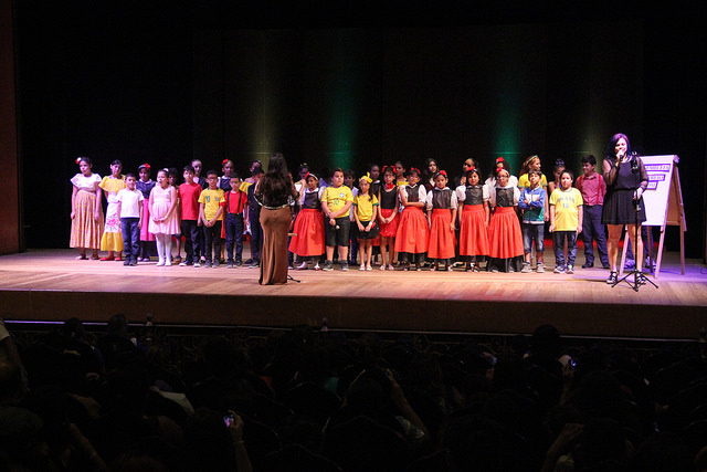 Alunos da escola Waldir Garcia se apresentam no Teatro Amazonas