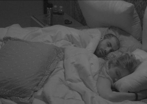 BBB18: Com direito a encoxada, clima esquenta entre Kaysar e Jéssica no quarto do líder