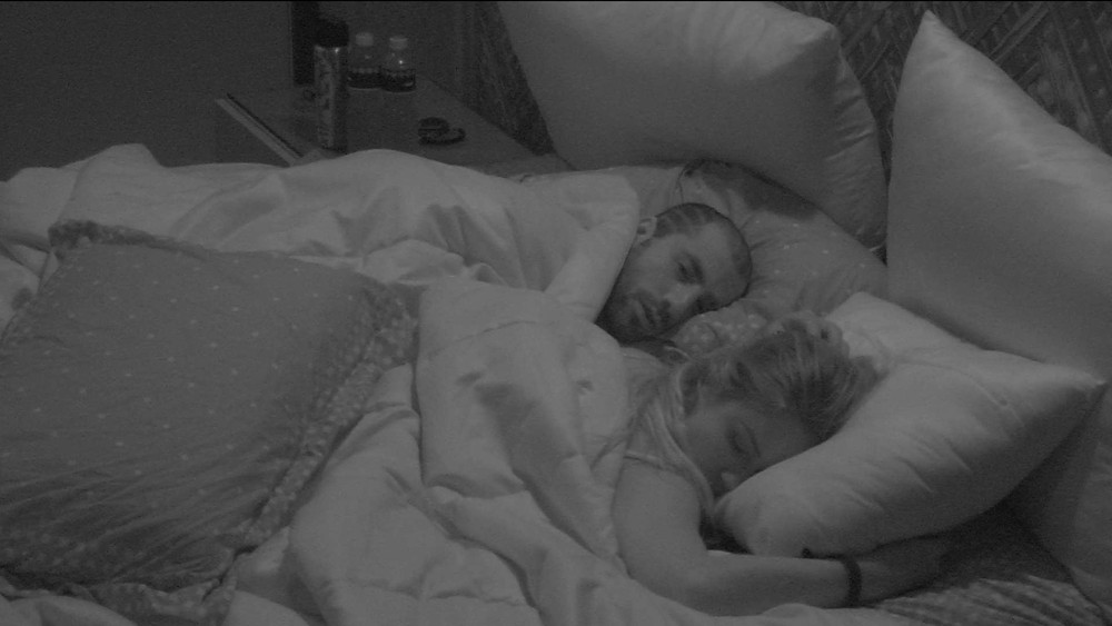 BBB18: Com direito a encoxada, clima esquenta entre Kaysar e Jéssica no quarto do líder