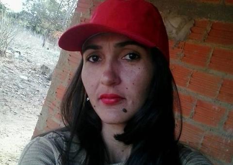 Mulher morre após colidir com gado e ter pescoço dilacerado em estrada