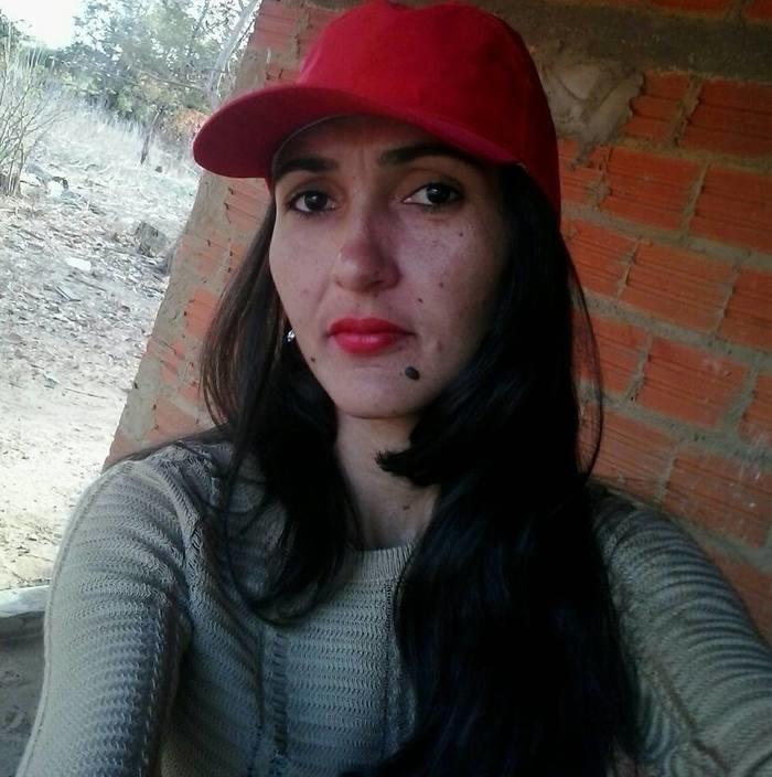 Mulher morre após colidir com gado e ter pescoço dilacerado em estrada